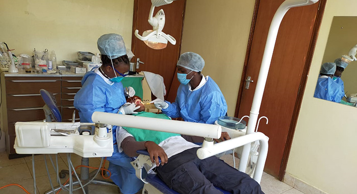 D-2021-05-05-Pressemitteilung-Spende-Dentists-for-Africa-700x380-1